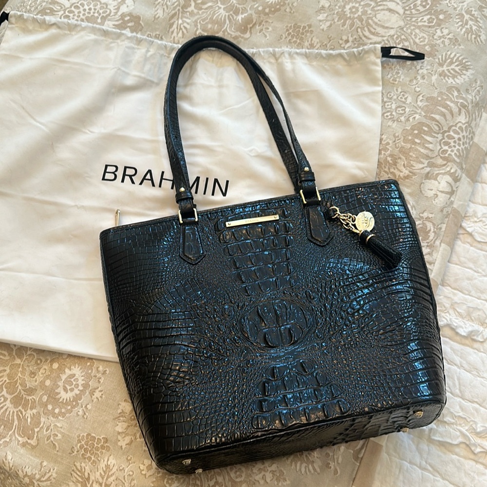LIKE NEW Brahmin Ezra Tote in Black Melbourne Croc-Embossed Leather 🖤